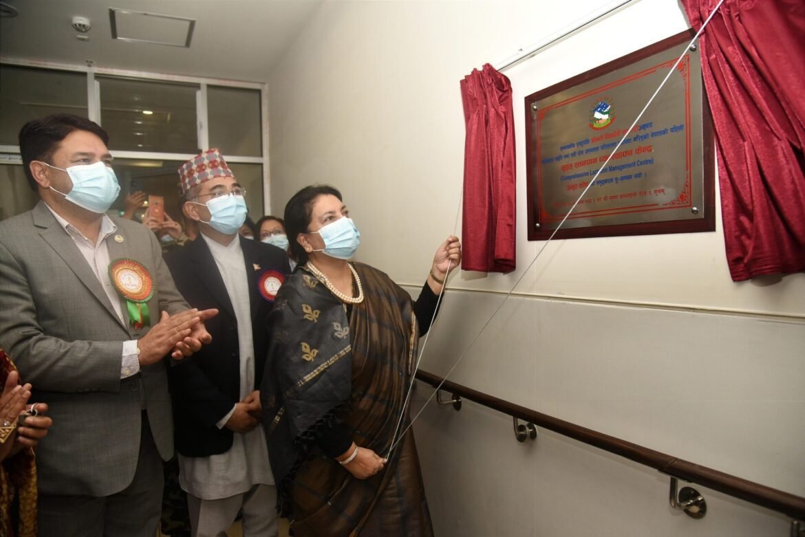 © UNICEF: Right Honorable President of Nepal Mrs Bidhya Devi Bhandari inaugurating the ‘Amrit Kosh' at the Paropakar Maternity and Women's Hospital in Kathmandu, Nepal, on 19 August 2022